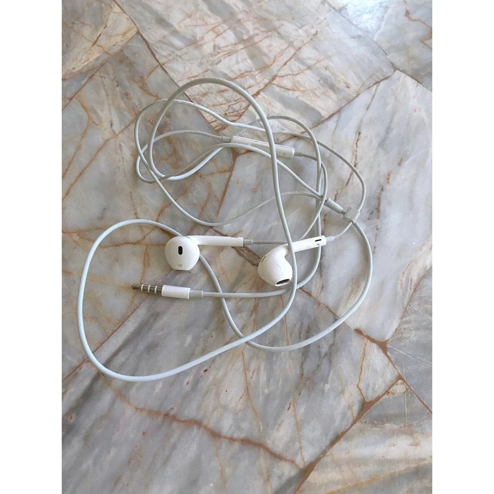 Apple EarPods Wired Headphones with 3.5mm Plug White MD827LL/A
